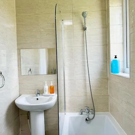 Kozyguru Spacious 3 Bedroom 8ppl Hse 50% Off Long