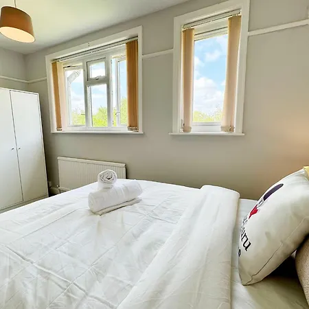 Kozyguru Spacious 3 Bedroom 8ppl Hse 50% Off Long Manchester
