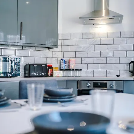 3 Bedroom House With Pool Table And Free Parking - Perfect For Contractors 펜션