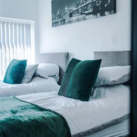 펜션 3 Bedroom House With Pool Table And Free Parking - Perfect For Contractors *