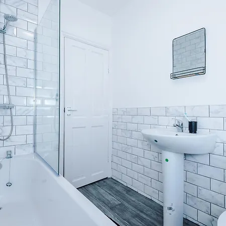 3 Bedroom House With Pool Table And Free Parking - Perfect For Contractors 펜션