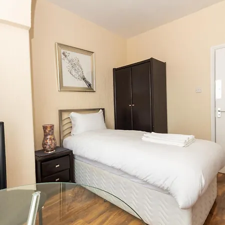 Comfy 2 - Private In Eccles Manchester