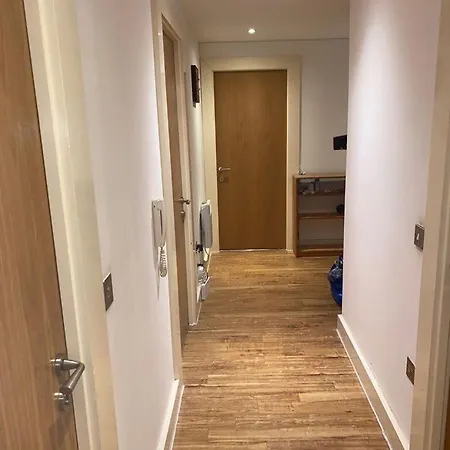 Luxurious Three Bedroom Flat In Centre *
