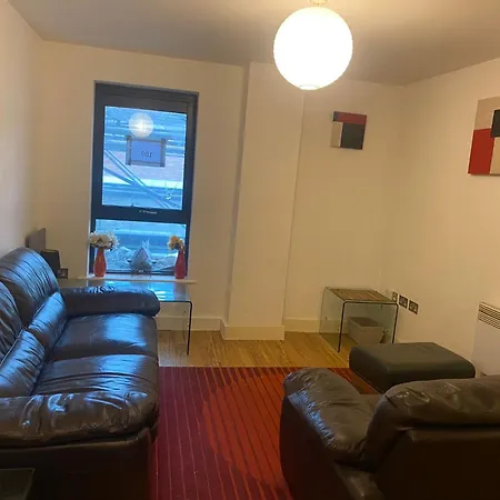 Luxurious Three Bedroom Flat In Centre