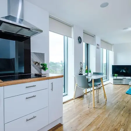 Апартаменты Lux Livin' - Luxury 2 Bed With Skyline View & 24 Hour Gym
