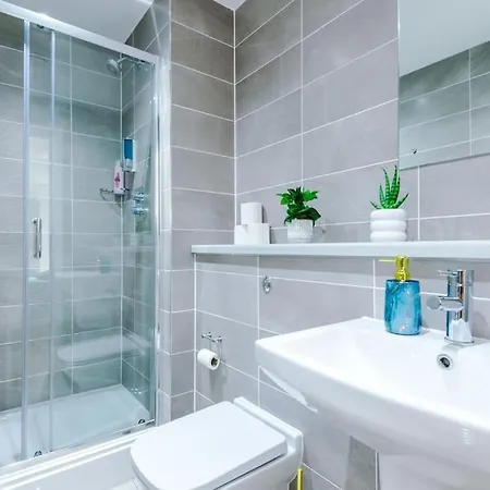 Lux Livin' - Luxury 2 Bed With Skyline View & 24 Hour Gym Apartament *