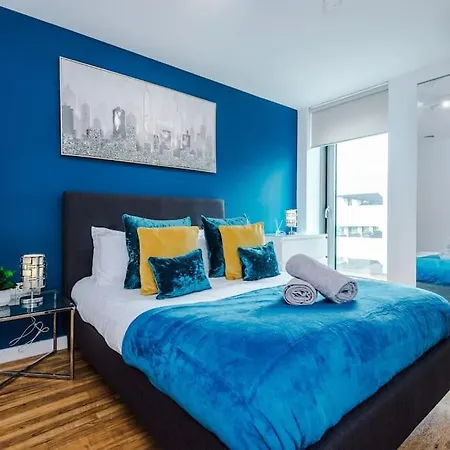 Апартаменты Lux Livin' - Luxury 2 Bed With Skyline View & 24 Hour Gym