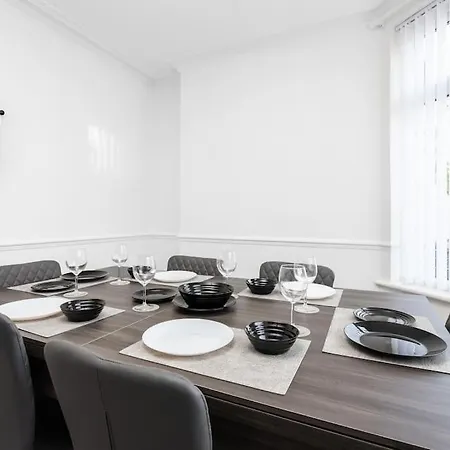 Vakantiehuis Spacious 3br - Pool Table - Games - Sleeps 9 Manchester