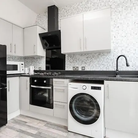 Vakantiehuis Spacious 3br - Pool Table - Games - Sleeps 9 Manchester