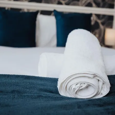 Spacious 3br - Pool Table - Games - Sleeps 9 *