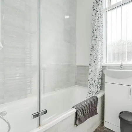 Spacious 3br - Pool Table - Games - Sleeps 9 Vakantiehuis Manchester