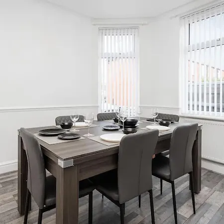 Spacious 3br - Pool Table - Games - Sleeps 9 Vakantiehuis Manchester