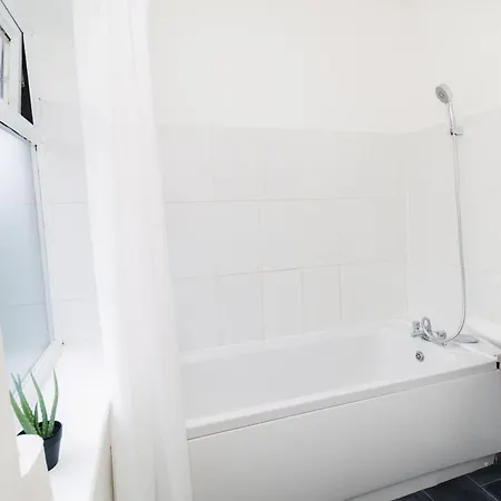 Hotel Sleek Shared Abode Sleeps 2 Guests
