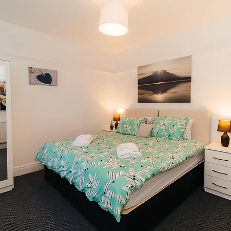 Sleek Shared Abode Sleeps 2 Guests