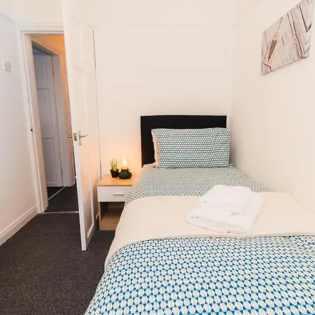 Sleek Shared Abode Sleeps 2 Guests Hotell
