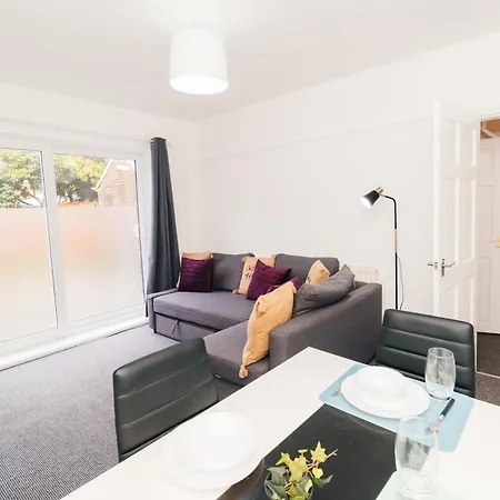 Sleek Shared Abode Sleeps 2 Guests Hotell *