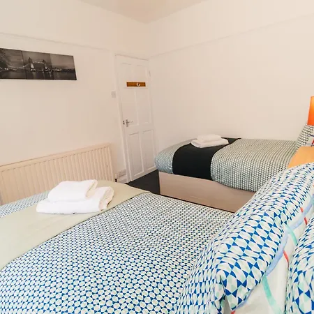 Sleek Shared Abode Sleeps 2 Guests Manchester