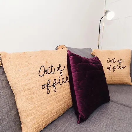 Sleek Shared Abode Sleeps 2 Guests Hotell