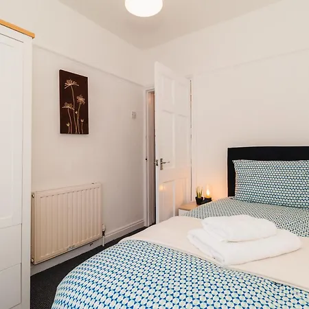 Sleek Shared Abode Sleeps 2 Guests Hotel *