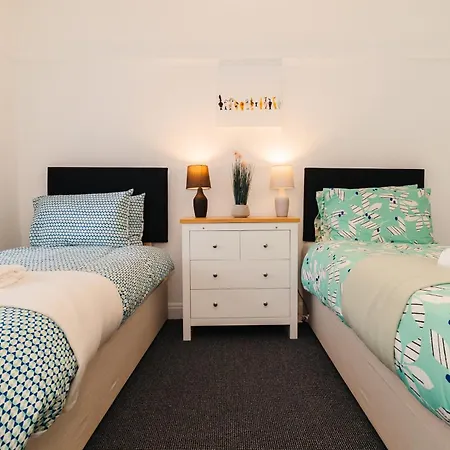 Sleek Shared Abode Sleeps 2 Guests Hotell