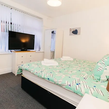 Sleek Shared Abode Sleeps 2 Guests Hotel *