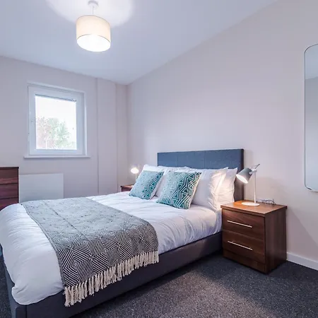 2bed Apartment, Near Bus Stop Manchester