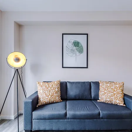 2bed Apartment, Near Bus Stop