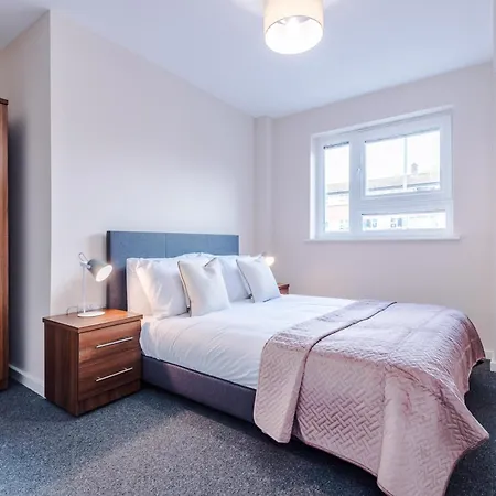 2bed Apartment, Near Bus Stop * Manchester