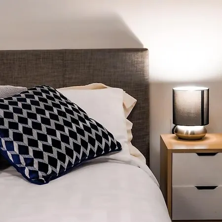 Charming 2-Br, 3-Bath Apartment Central Manchester Sleeps 5, High Speed Unlimited Wifi Apartment *