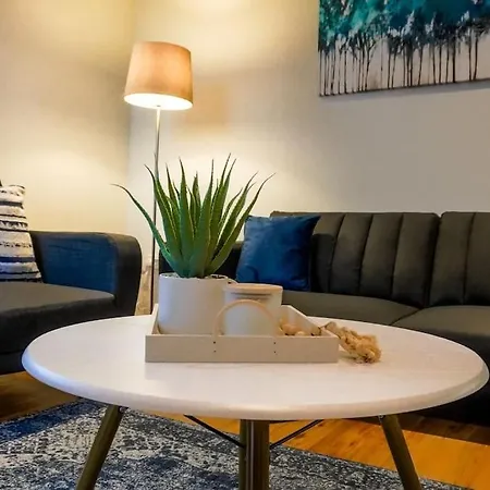 Apartment Charming 2-Br, 3-Bath Apartment Central Manchester Sleeps 5, High Speed Unlimited Wifi *