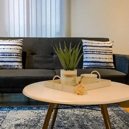 Classy 2-Br, 3-Bath Apartment Central Manchester Sleeps 5, High Speed Unlimited Wifi * Manchester