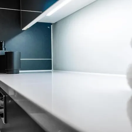 Charming 2-Br, 3-Bath Apartment Central Manchester Sleeps 5, High Speed Unlimited Wifi * Manchester