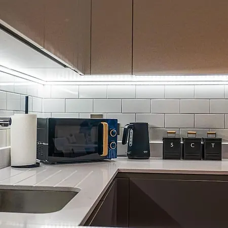 Classy 2-Br, 3-Bath Apartment Central Manchester Sleeps 5, High Speed Unlimited Wifi