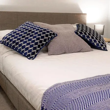 Charming 2-Br, 3-Bath Apartment Central Manchester Sleeps 5, High Speed Unlimited Wifi Apartment *