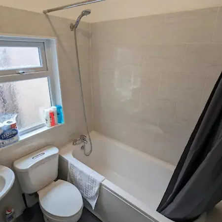 Дом отдыха Ashfield 3 Bed 1 Bath Longsight Манчестер