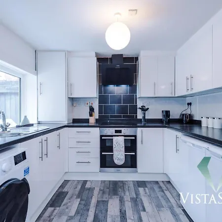 Modern 3bdr House By Vista Short Lets & Serviced Salford With Parking & Pool Table *