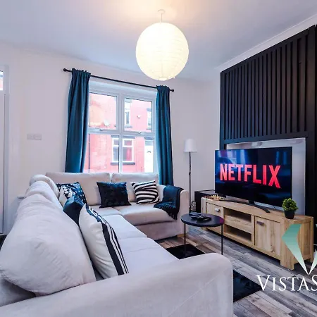 Modern 3bdr House By Vista Short Lets & Serviced Salford With Parking & Pool Table Manchester
