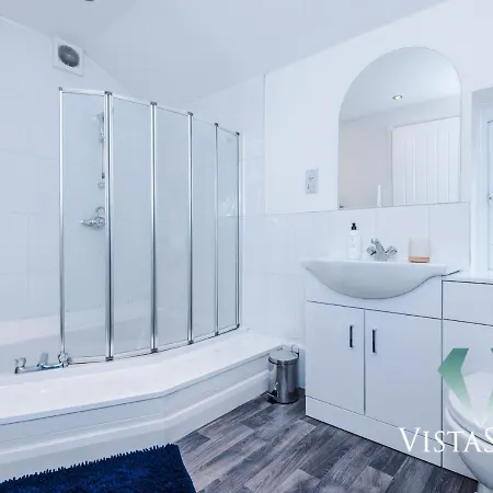 Modern 3bdr House By Vista Short Lets & Serviced Salford With Parking & Pool Table Manchester