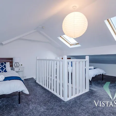 Modern 3bdr House By Vista Short Lets & Serviced Salford With Parking & Pool Table Manchester