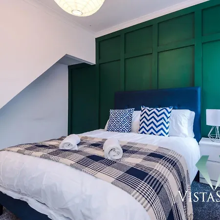 Modern 3bdr House By Vista Short Lets & Serviced Salford With Parking & Pool Table Feriehus *