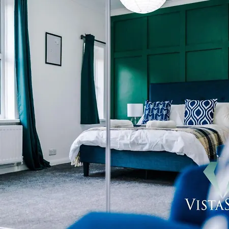 Modern 3bdr House By Vista Short Lets & Serviced Salford With Parking & Pool Table מנצ'סטר