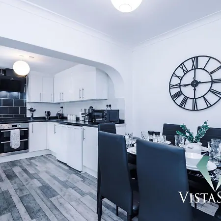 Modern 3bdr House By Vista Short Lets & Serviced Salford With Parking & Pool Table