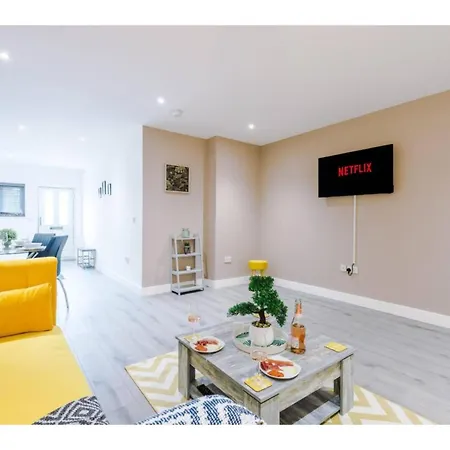 The Ecclesian Deluxe Near Trafford Centre Eccles Train Station *
