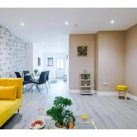 The Ecclesian Deluxe Near Trafford Centre Eccles Train Station Apartment *