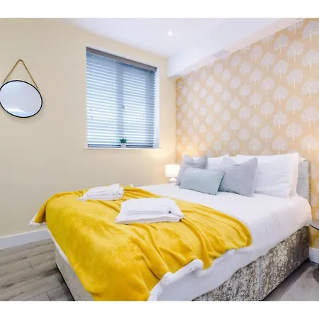 Apartment The Ecclesian Deluxe Near Trafford Centre Eccles Train Station *