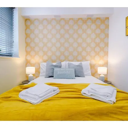 The Ecclesian Deluxe Near Trafford Centre Eccles Train Station *