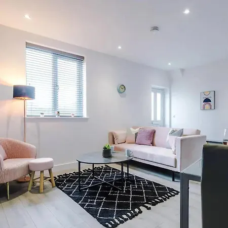 The Ecclesian Deluxe Near Trafford Centre Eccles Train Station Apartment