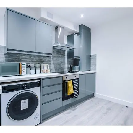 The Ecclesian Deluxe Near Trafford Centre Eccles Train Station *