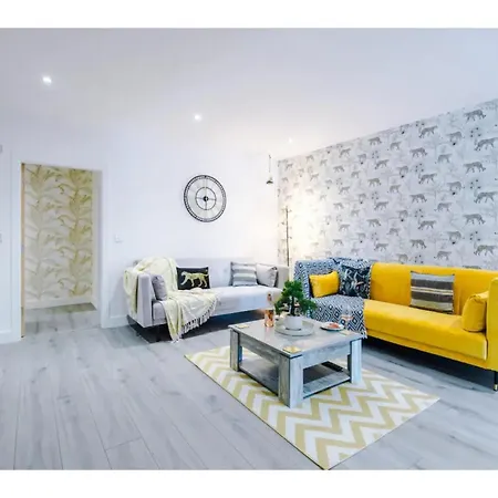 The Ecclesian Deluxe Near Trafford Centre Eccles Train Station Apartment