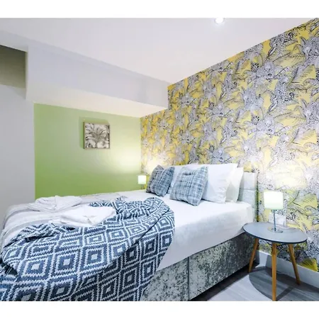 Apartment The Ecclesian Deluxe Near Trafford Centre Eccles Train Station *